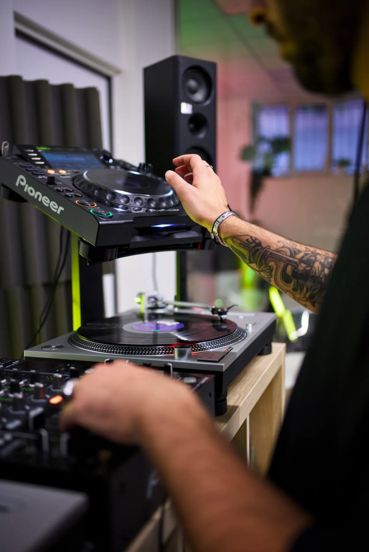 Un DJ mette un disco sul giradischi durante un appuntamento da MATERIE